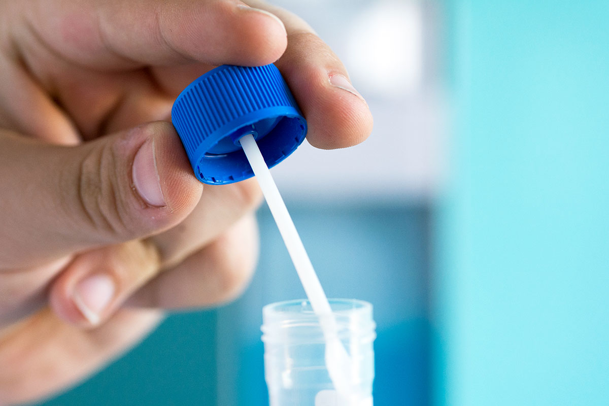 Potenziell infektiöses Material ist Sonderabfall (Foto: Kunstzeug, AdobeStock)