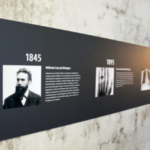 Vor 125 Jahren entdeckte W.C. Röntgen in Würzburg die nach ihm benannten Röntgenstrahlen. Zur Geschichte der Röntgentechnologie kann man sich derzeit im Uniklinikum Würzburg informieren (Foto: Abfallmanager Medizin)