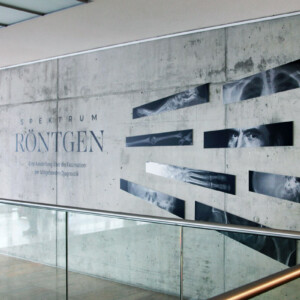 Röntgens bahnbrechende Entdeckung legte den Grundstein für die moderne Bildgebung. Die Ausstellung „Spektrum Röntgen“ am UKW zeigt eindrucksvoll die Möglichkeiten und Perspektiven des Verfahrens auf (Foto: Abfallmanager Medizin)