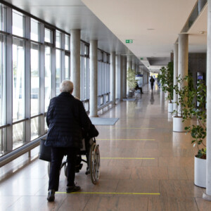 Das moderne Foyer und die barrierefreien Gängen des Zentrums Innere Medizin (ZIM) am Uniklinikum Würzburg eignen sich hervorragende für die beeindruckenden Aufnahmen von damals und heute (Foto: Abfallmanager Medizin)