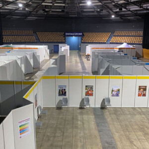 Die zum Impfzentrum umfunktionierte Zwickauer Stadthalle mit dem Wartebereich (Foto: kultour z)
