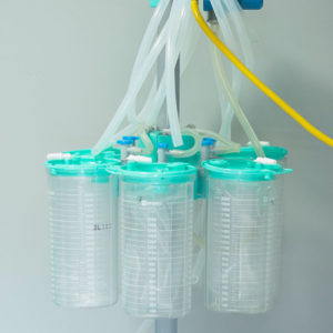 In Kliniken fallen viele Flüssigkeiten an, für die unterschiedliche Entsorgungswege anzuwenden sind (Foto: edwardolive, ShutterStock)
