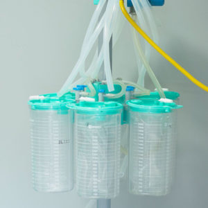 In Kliniken fallen viele Flüssigkeiten an, für die unterschiedliche Entsorgungswege anzuwenden sind (Foto: edwardolive, ShutterStock)