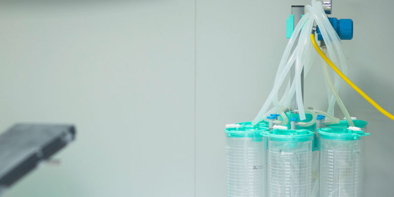 In Kliniken fallen viele Flüssigkeiten an, für die unterschiedliche Entsorgungswege anzuwenden sind (Foto: edwardolive, ShutterStock)