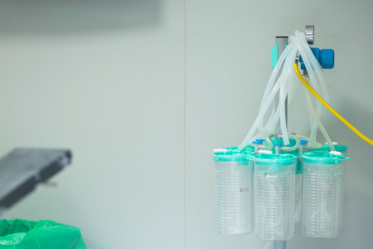 In Kliniken fallen viele Flüssigkeiten an, für die unterschiedliche Entsorgungswege anzuwenden sind (Foto: edwardolive, ShutterStock)