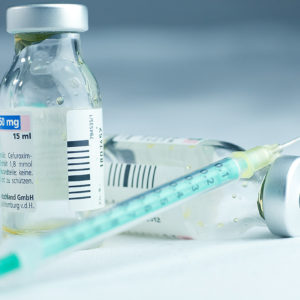 In Deutschland werden zahlreiche Corona-Schutzimpfungen durchgeführt, bei denen eine große Menge an verschiedenen Abfällen entsteht (Foto: Tobiländer, AdobeStock)