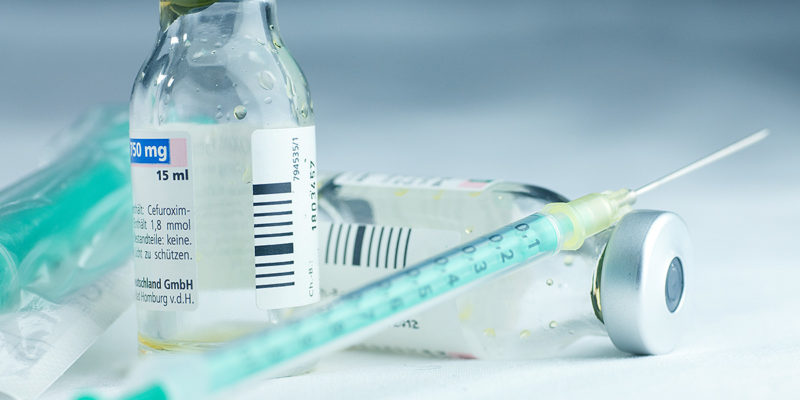 In Deutschland werden zahlreiche Corona-Schutzimpfungen durchgeführt, bei denen eine große Menge an verschiedenen Abfällen entsteht (Foto: Tobiländer, AdobeStock)