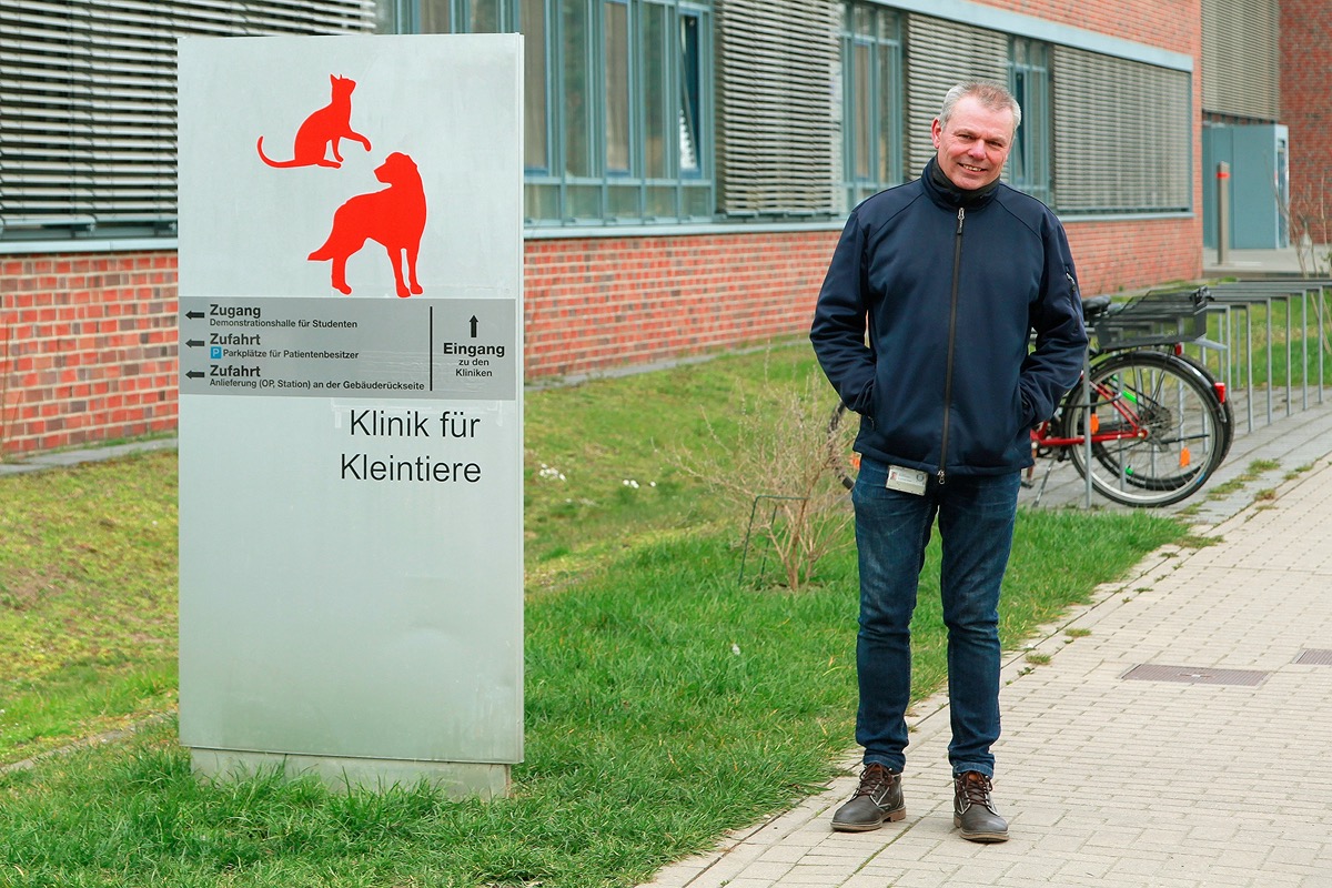 Abfallbeauftragter Dr. Andreas Gassner vor der Klinik für Kleintiere (Foto: Abfallmanager Medizin)