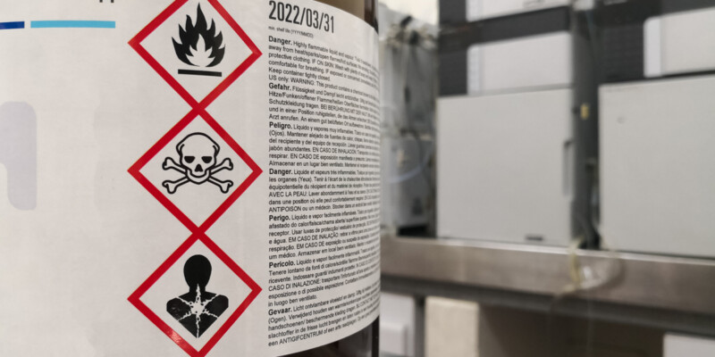 Die richtige Handhabung in der Lagerung von Gefahrstoffen in ortsbeweglichen Behältern ist in der TRGS 510 festgeschrieben (Foto: DavidBautista, AdobeStock)