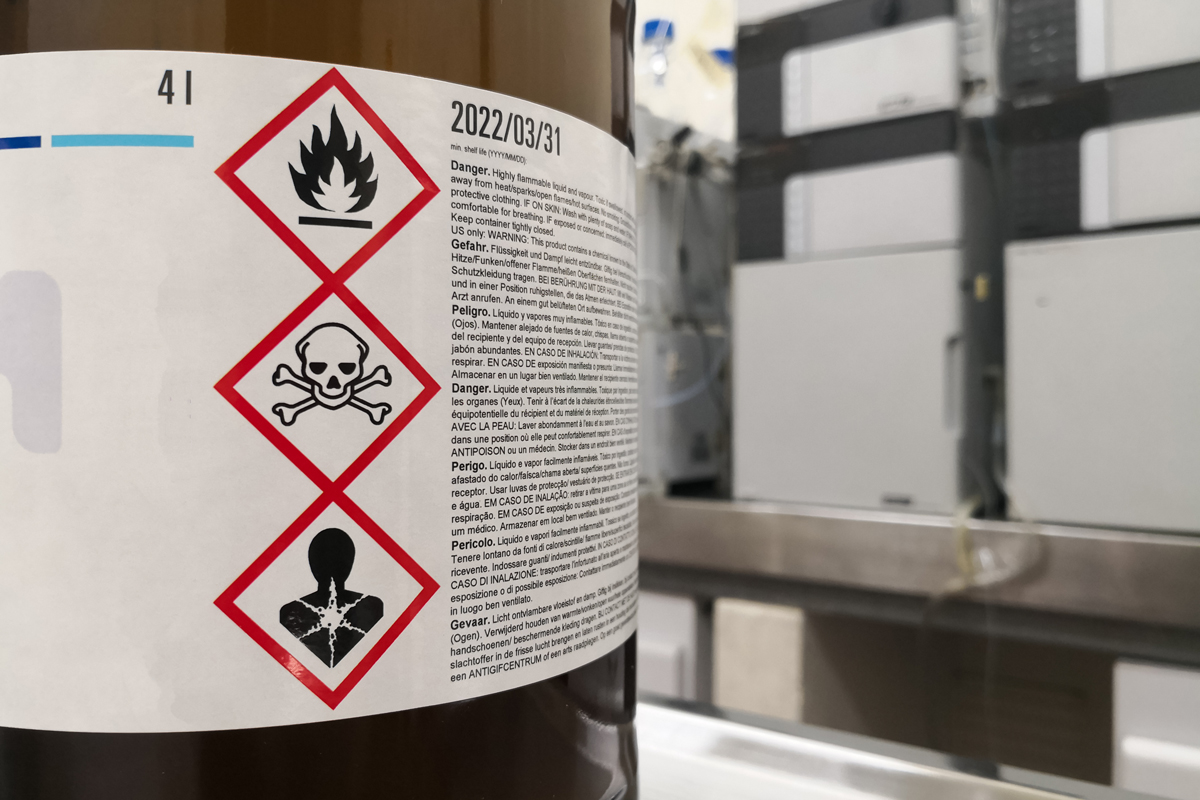 Die richtige Handhabung in der Lagerung von Gefahrstoffen in ortsbeweglichen Behältern ist in der TRGS 510 festgeschrieben (Foto: DavidBautista, AdobeStock)