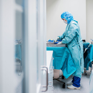 Krankenhäuser, Pflegeheime, Arztpraxen und andere medizinische Einrichtungen sind durch die Pandemie mit verschiedensten Herausforderungen konfrontiert (HRAUN, iStock)