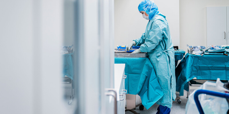 Krankenhäuser, Pflegeheime, Arztpraxen und andere medizinische Einrichtungen sind durch die Pandemie mit verschiedensten Herausforderungen konfrontiert (HRAUN, iStock)
