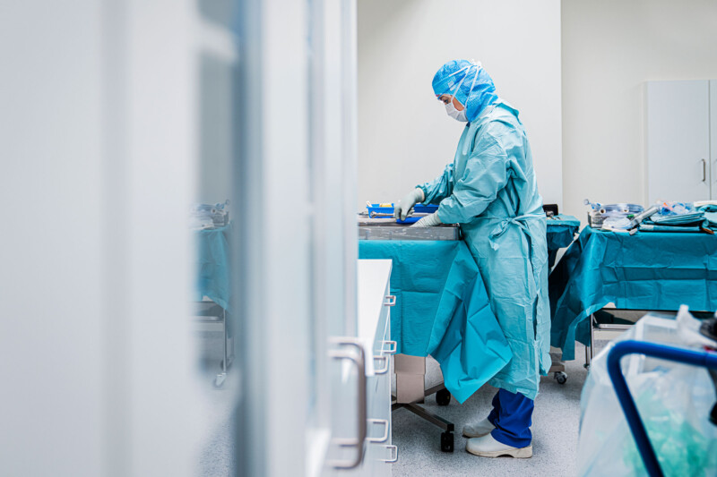 Krankenhäuser, Pflegeheime, Arztpraxen und andere medizinische Einrichtungen sind durch die Pandemie mit verschiedensten Herausforderungen konfrontiert (HRAUN, iStock)