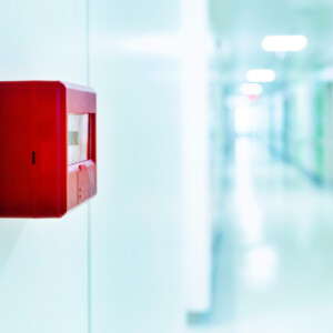 Der Brandschutz in Kliniken einer Vielzahl von Regeln und Leitfäden unterworfen (Foto: baona, iStock)