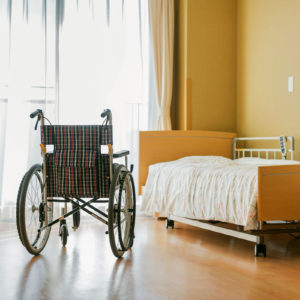 Die Empfehlung bündelt Maßnahmen zur Prävention nosokomialer Infektionen in Pflegeeinrichtungen (Foto: byryo, iStock)