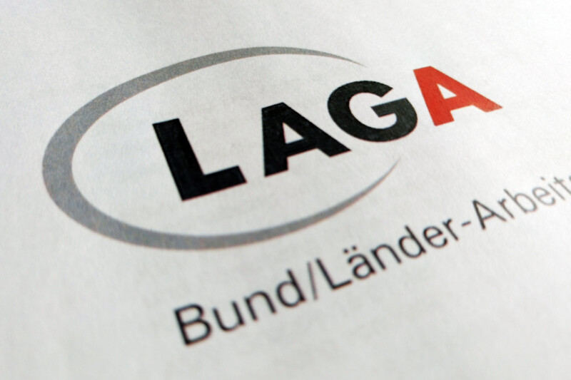 Die neue LAGA 18 fällt auf den ersten Blick vor allem wesentlich umfangreicher aus als ihre Vorgängerin (Foto: Abfallmanager Medizin)