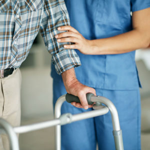 Pflegeheime sind in ihrem Abfallaufkommen in vielerlei Hinsicht mit Krankenhäusern vergleichbar (Foto: shapecharge, iStock)