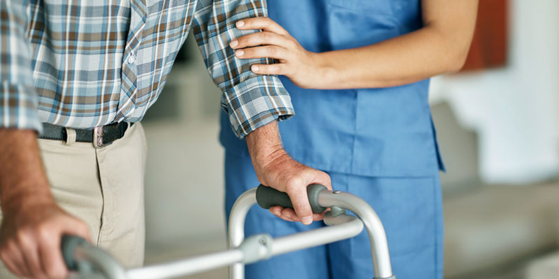 Pflegeheime sind in ihrem Abfallaufkommen in vielerlei Hinsicht mit Krankenhäusern vergleichbar (Foto: shapecharge, iStock)