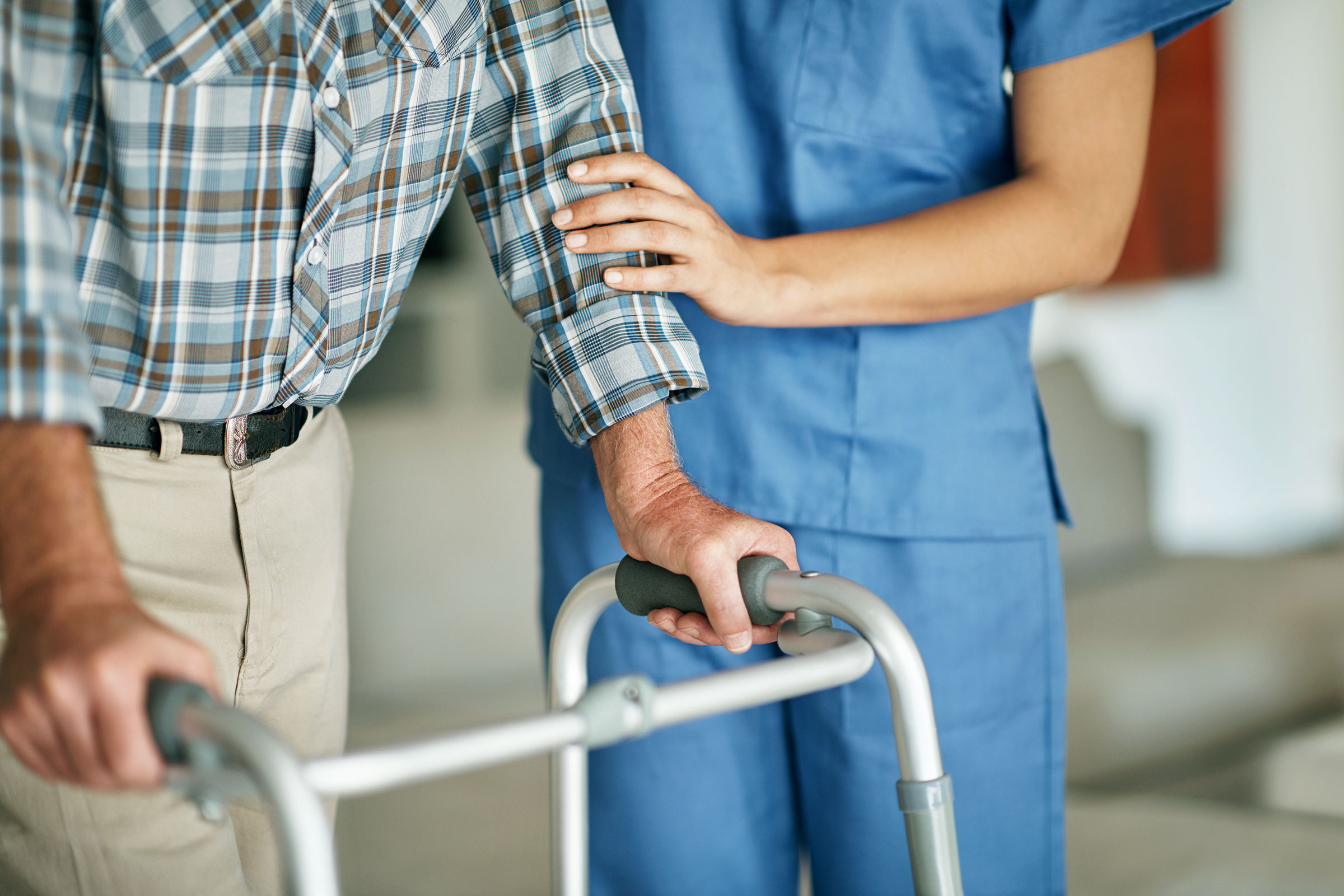 Pflegeheime sind in ihrem Abfallaufkommen in vielerlei Hinsicht mit Krankenhäusern vergleichbar (Foto: shapecharge, iStock)