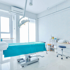 Die Leitlinie beinhaltet eine Übersicht für die hygienisch einwandfreie bauliche Auslegung eines Eingriffsraums (Foto: Viewfinder, AdobeStock)