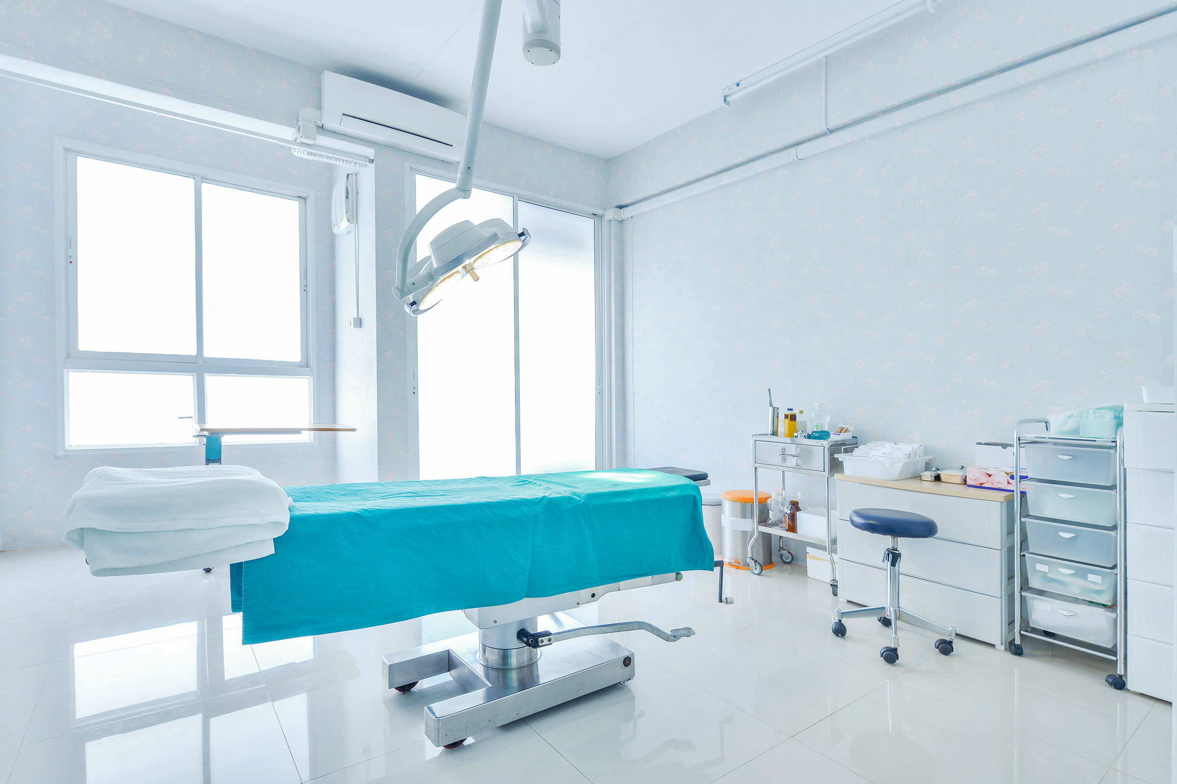 Die Leitlinie beinhaltet eine Übersicht für die hygienisch einwandfreie bauliche Auslegung eines Eingriffsraums (Foto: Viewfinder, AdobeStock)