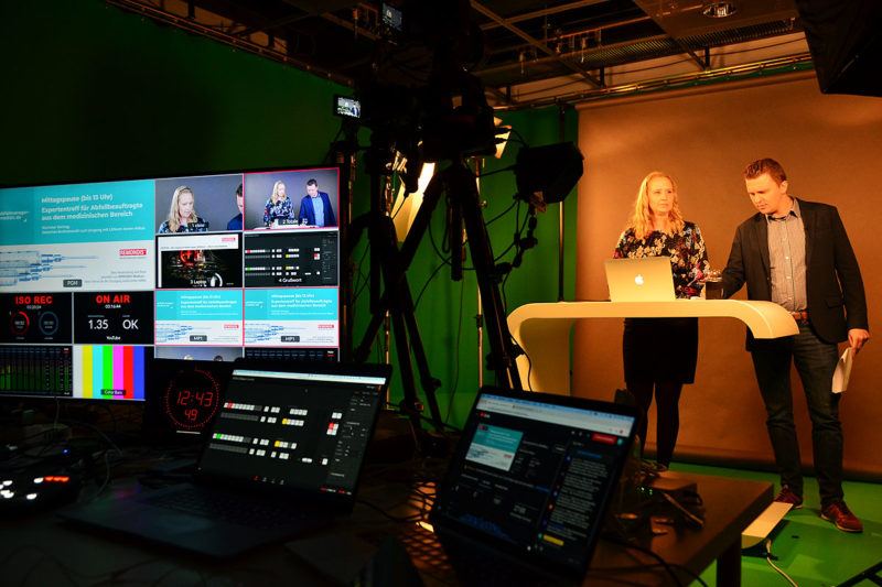 Sebastian Budzanowski von REMONDIS Industrie Service und Nadine Faßhauer vor der Kamera im Gespräch über Lithium-Ionen-Batterien (Foto: Abfallmanager Medizin)