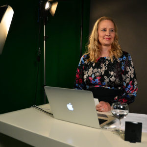 Nadine Faßhauer vom Abfallmanager Medizin wartet auf ihren Einsatz im Studio 4