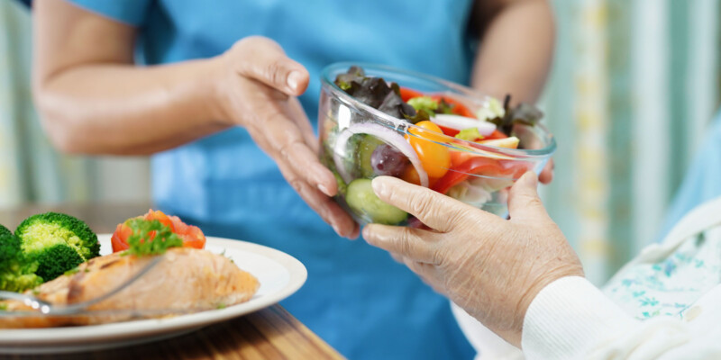 Im Vergleich zu anderen Großküchen sind Krankenhauskantinen besonders betroffen beim Wegwerfen von Lebensmitteln (Foto: amazing studio, AdobeStock)