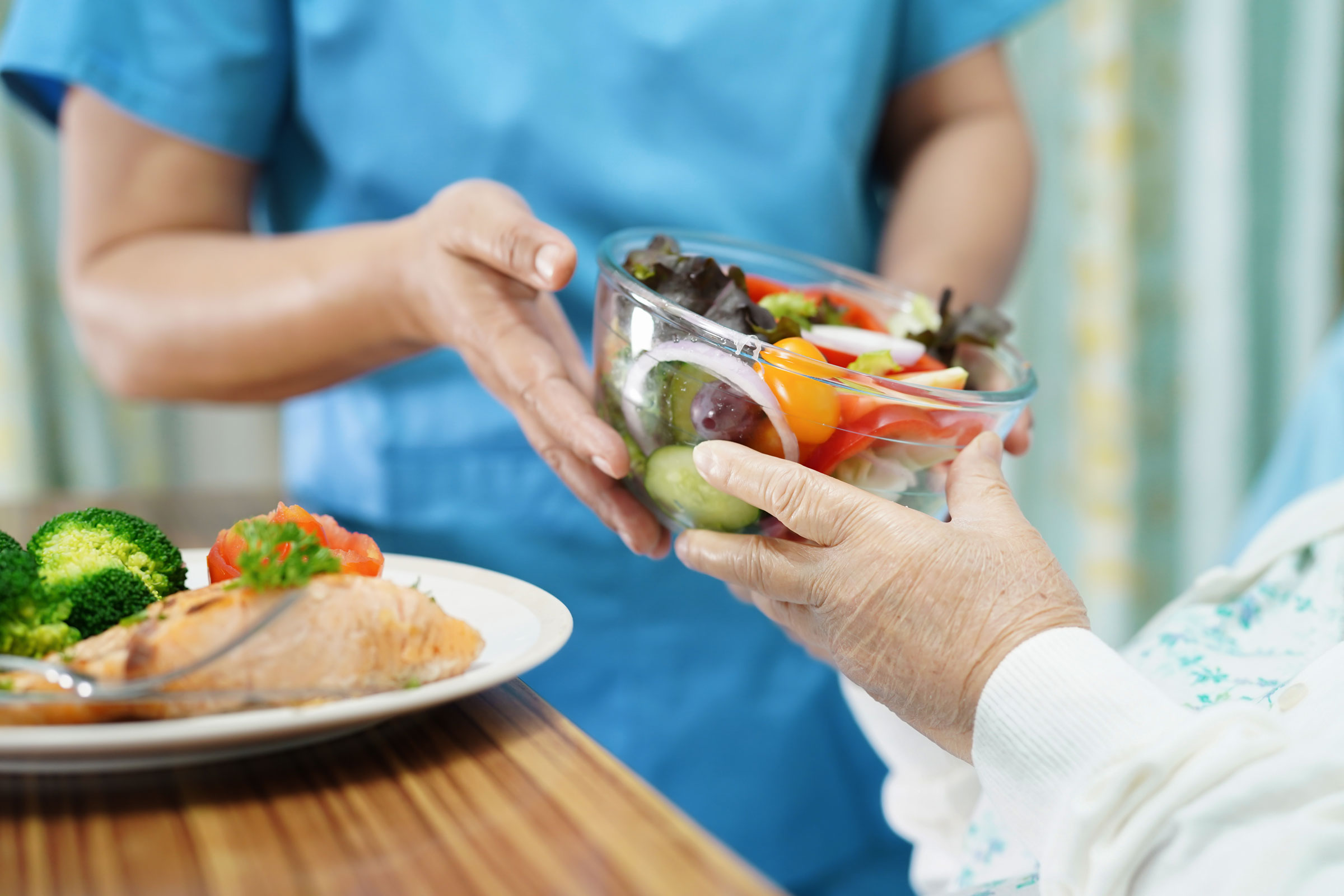 Im Vergleich zu anderen Großküchen sind Krankenhauskantinen besonders betroffen beim Wegwerfen von Lebensmitteln (Foto: amazing studio, AdobeStock)