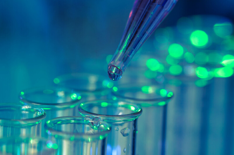 Die TRBA 100 ist das Nachschlagewerk für Schutzmaßnahmen rund um die Arbeit mit (gefährlichen) Biostoffen im Labor (Foto: motorolka, AdobeStock)