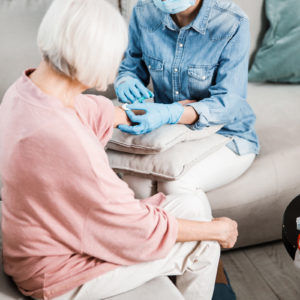 In der Pflege ist nicht jeder zugelassene Entsorgungsweg ist auch ratsam (Foto: Yakobchuk Olena, AdobeStock)