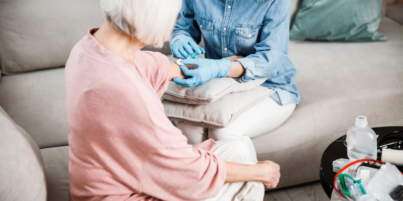 In der Pflege ist nicht jeder zugelassene Entsorgungsweg ist auch ratsam (Foto: Yakobchuk Olena, AdobeStock)