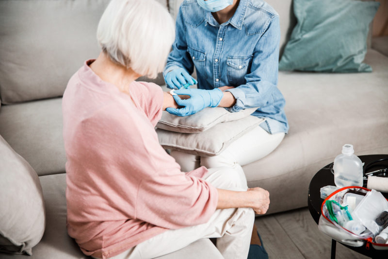 In der Pflege ist nicht jeder zugelassene Entsorgungsweg ist auch ratsam (Foto: Yakobchuk Olena, AdobeStock)