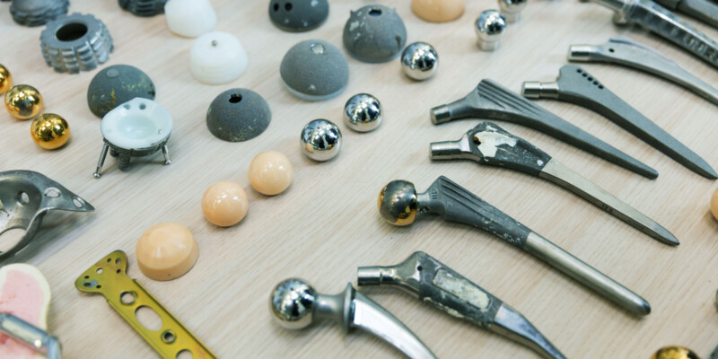 Sobald Implantate eingesetzt sind, gelten sie als Teil des Körpers (Foto: AdobeStock, Christian Schwier)