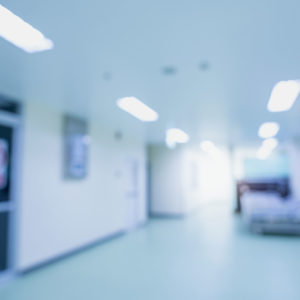 77 Prozent der Deutschen sterben entweder in einer Klinik oder im Pflegeheim (Foto: venusvi, istock)