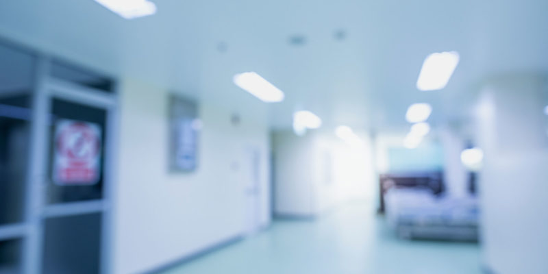 77 Prozent der Deutschen sterben entweder in einer Klinik oder im Pflegeheim (Foto: venusvi, istock)