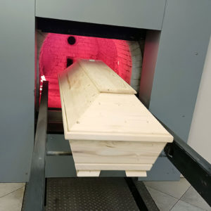 Nur durch die Strahlungshitze des Ofens setzt ein Selbstentzündungsprozess ein. Es wird keine Energie für den Einäscherungsprozess benötigt. Es sind auch keine Flammen und keine Brenner auf den Sarg gerichtet (Foto: Abfallmanager Medizin)
