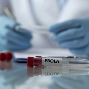 Mit Ebola, Marburg etc. belastete Abfälle richtig verpacken (Foto: Motortion, iStock)
