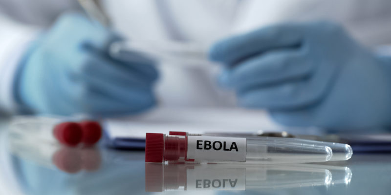 Mit Ebola, Marburg etc. belastete Abfälle richtig verpacken (Foto: Motortion, iStock)
