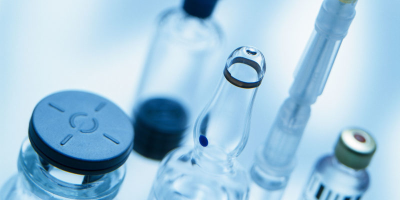Für pharmazeutische Fläschchen, Ampullen und andere Glasabfälle gelten Entsorgungsvorschriften (Foto: Uwe Moser, iStock)