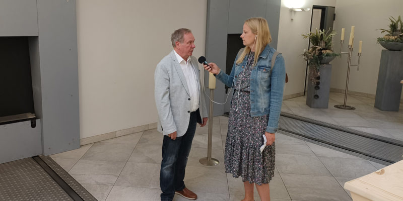 Willy Hilling, Vorstand bei Feuerbestattungen Verden e. V., gab unserer Reporterin einen Einblick in die Arbeit des Krematoriums (Foto: Abfallmanager Medizin)