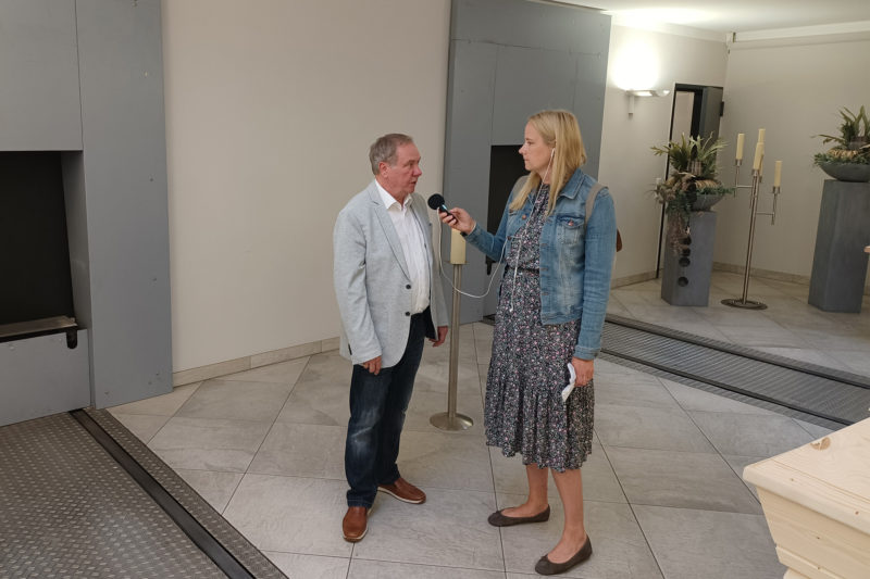 Willy Hilling, Vorstand bei Feuerbestattungen Verden e. V., gab unserer Reporterin einen Einblick in die Arbeit des Krematoriums (Foto: Abfallmanager Medizin)