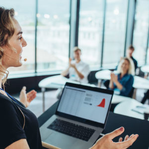 Alle zwei Jahre müssen Abfallbeauftragte von medizinischen Einrichtungen eine anerkannte Fortbildung besuchen (Foto: Jacob Lund, AdobeStock)