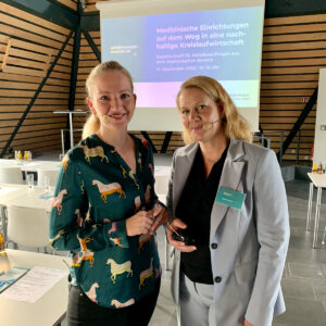 Katrin Sturm von der Abfallmanager Medizin-Redaktion (rechts im Bild) eröffnete den Expertentreff mit dem Vortrag "Keine Angst vorm Klimaschutz! Krankenhäuser als Impulsgeber". Anja Rieger moderierte durch die Veranstaltung (Foto: Abfallmanager Medizin)
