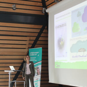 Dipl.-Ing. Annegret Dickhoff (BUND Berlin) referierte über vorbildhafte Klimaschutz-Projekte in Gesundheitseinrichtungen (Foto: Abfallmanager Medizin)