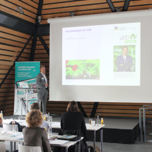 Besonders spannend für die Teilnehmerinnen und Teilnehmer: die Erfolge, die Schmitz seit der Einfühung des digitalen Entsorgungsmanagements erzielen konnte (Foto: Abfallmanager Medizin)
