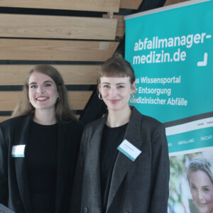 Die Nachhaltigkeitsberaterinnen Julia Adelt und Henrike Wedekind von planea Consulting (Foto: Abfallmanager Medizin)
