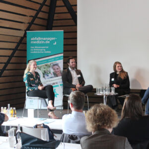 Bei der abschließenden Podiumsdiskussion ging es um Fragen aus der Praxis, u. a. zu Behältervarianten, Transportsystemen und Recyclingoptionen für medizinische Abfälle (Foto: Abfallmanager Medizin)