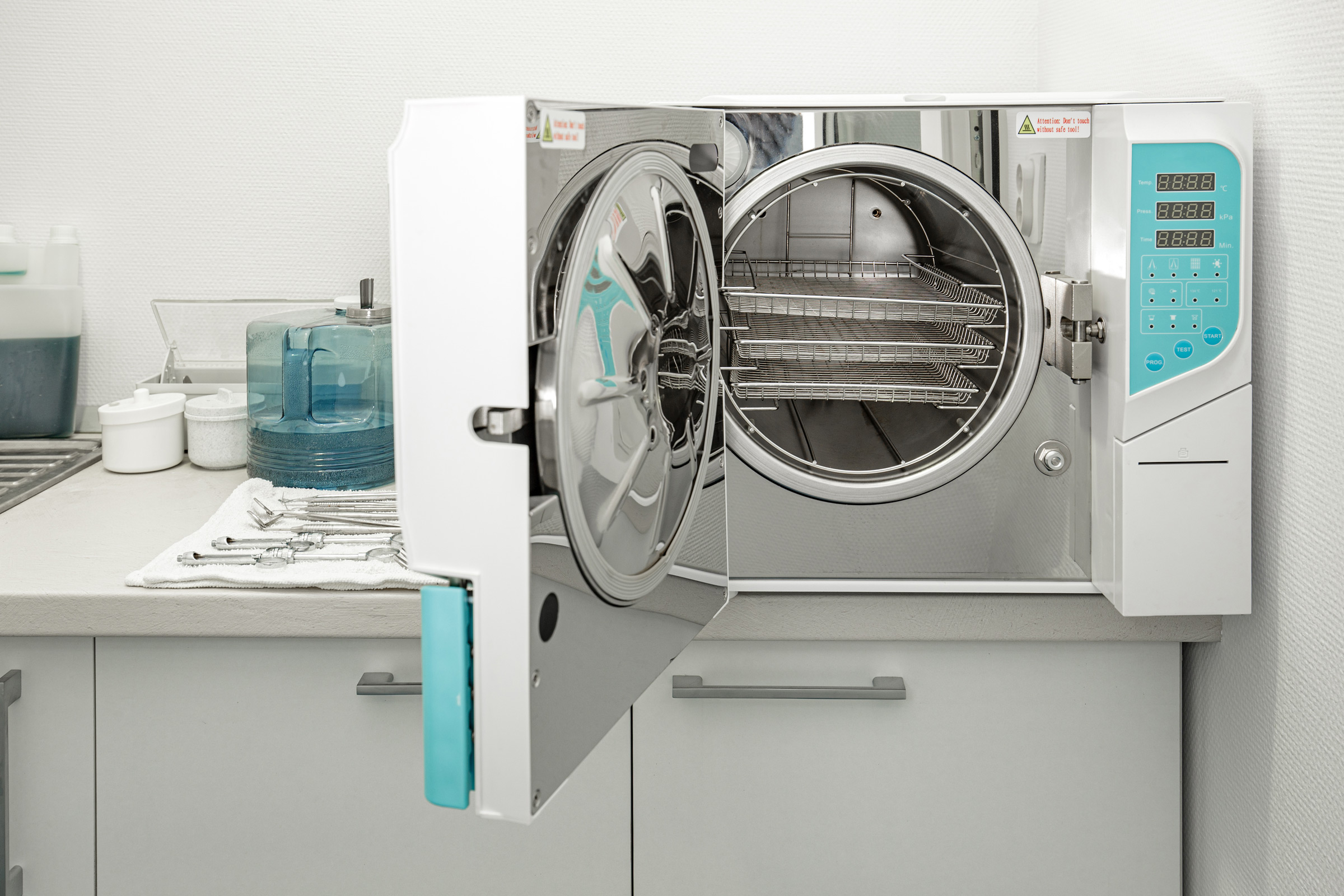 Viele infektiöse Abfälle können durch Autoklaven unschädlich gemacht werden (Foto: grafvision, iStock)