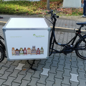 Für die emissionsarme Auslieferung von Speisen und Getränken setzt das Catering-Team des UKM auch auf Power aus der Pedale (Foto: UKM/Sabotke)